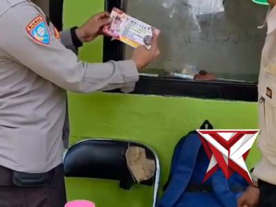 PEMASANGAN STIKER IMBAUDAN DAN 110 DARI BHABINKAMTIBMAS POLSEK BABAT TOMAN - PoliceTube