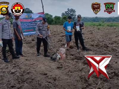 Wujud nyata polri dalam mendukung program pemerintah penanaman jagung didesa lubuk enau