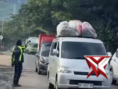 Satlantas Polresta Banyuwangi terus berupaya mengurai kemacetan dengan menyiagakan personel, termasu