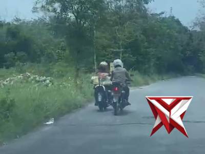 PERSONEL POLRES OKI MEMBANTU MASYARAKAT YANG MENGALAMI KERUSAKAN MOTOR