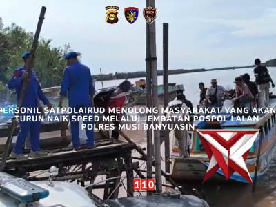 Menolong masyarakat naik turun speed di jembatan Pospol lalan - PoliceTube