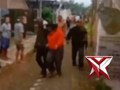 Warga mengamankan terduga pelaku dari amukan massa