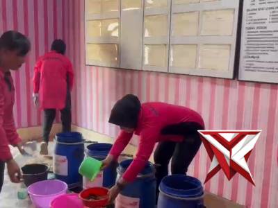 Giat Bhayangkari Polsek Lawang Permentasi Pupuk dengan bahan- bahan organik di Mapolsek Lawang