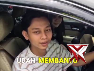 Kapolsek Cangkuang Polresta Bandung Ipda Didi Dwi Purnomo, S.AP., CPHR., bantu dorong mobil yang ter - PoliceTube