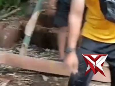 GOTONG ROYONG BANTU RUMAH WARGA ROBOH - PoliceTube