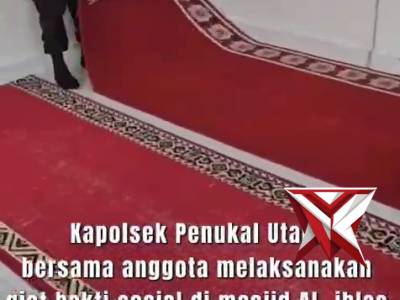 Kegiatan Polsek Penukal Utara Polres PALI melaksanakan bakti sosial di masjid al ihlas - PoliceTube