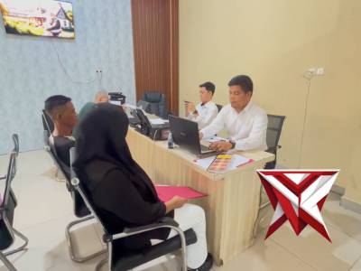 Kanit Unit II sedang melaksanakan konseling terkait masyarakat yang ingin melapor