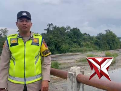 Giat Personil Polsek kikim selatan cek debit air - PoliceTube