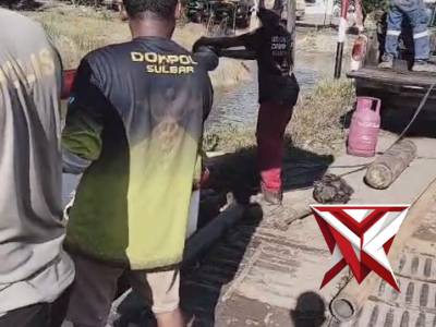 12 Personel Polsekbtsulu melakukan pengecatan merah putih di jembatan