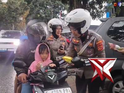 Polwan Satlantas Polresta Bogor Kota melaksanakan Patroli Motor Senyum