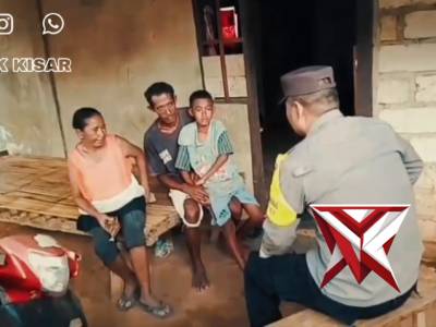 Bhabinkamtibmas desa oirata timur polsek kisar sambangi warga dan berbincang hangat dengan warga