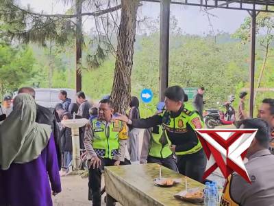 Kapolresta Bandung Berikan KaDeudeuh Untuk Wisatawan Glamping.