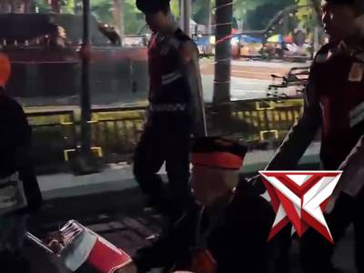 POLRES NGAWI MELAKSANAKAN PENGAMANAN PEMBERANGKATAN JAMAAH HAJI TAHUN 2026 - PoliceTube