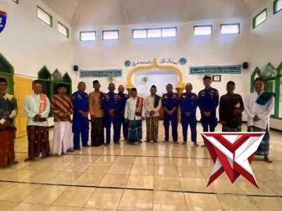 Kasat polairud beserta personil melaksanakan giat Safari Jum&rsquo;at pesisir - PoliceTube