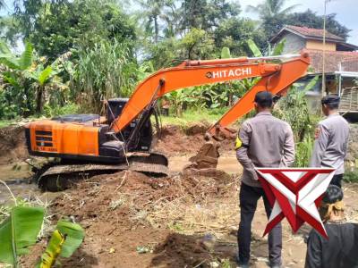 Sinergitas Polsek Dan Muspika Baros Normalisasi Sungai Cimandiri demi Kenyamanan Warga SBaros