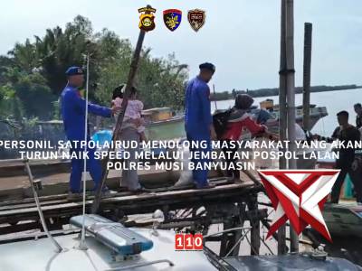 Menolong masyarakat naik turun speed di jembatan Pospol lalan