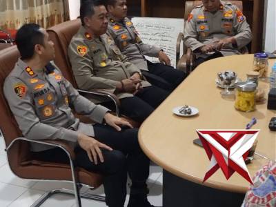 Kapolres Pacitan beserta Staff Mengucapkan Selamat Ulang Tahun Kepada Ketua DPRD Kab. Pacitan - PoliceTube