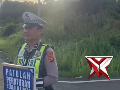 PERSONEL SATLANTAS MELAKUKAN HIMBAUAN MENGGUNAKAN PAPAN BICARA