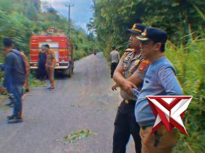 Polsek Gelumbang dan Pemerintah Kecamatan Gelumbang melaksanakan giat bersih sampah di bahu jalan