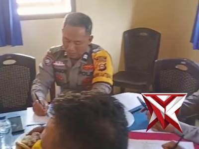 Kapolsek Anggota Bahbinkamtibmas Bersama PPL Untuk Membahas Ketahan pangan Jagung - PoliceTube