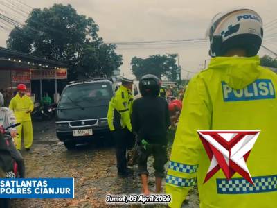 Personel Gabungan Polres Cianjur Bergerak Cepat Menangani Kejadian Pohon Tumbang