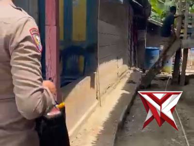 7. Pers Polsek Tungkal Jaya memberikan bantuan sembako dari Polsek Tungkal Jaya