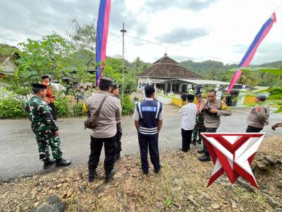 Wakapolres Pacitan, Kompol Mukhid, S.H., memberikan arahan kepada seluruh anggota saat pelaksanaan a