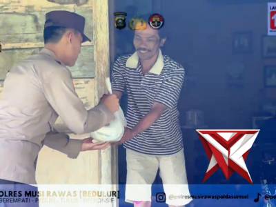 Jumat Berkah, Sat Binmas Polres Musi Rawas Bagikan Bantuan ke Warga yang Membutuhkan