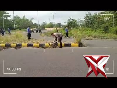 TRIPIKA Kec.Jejawi & warga bergotong royong membersihkan ruas jalan pintu Exit Tol Karang Agung OKI