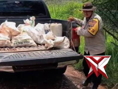 Polsek Lalan Polres Muba, membantu masyarakat menimbun jalan yg berlobang.