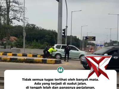 7. Polisi hadir disaat pengendara mengalami mogok di pintu tol