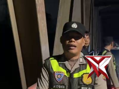 Personel Polsek Merapi Polres Lahat Cek Debit Air Di Desa Kebur Lahat