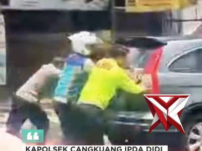 Kapolsek Cangkuang Polresta Bandung Ipda Didi Dwi Purnomo, S.AP., CPHR., bantu dorong mobil yang ter