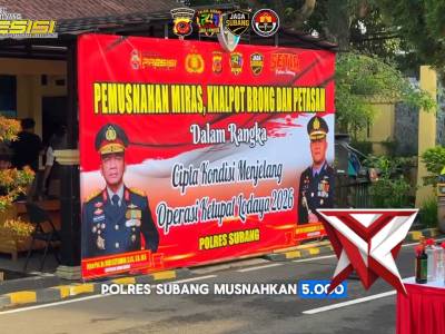 Polres Subang melaksanakan pemusnahan barang bukti hasil penindakan berupa 5.000 botol minuman keras - PoliceTube