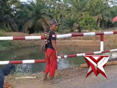 16.Personil polsek btsulu perbaikan jembatan merah putih