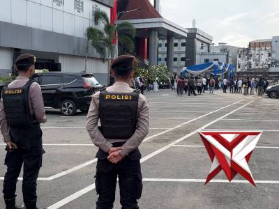 ANGGOTA PENJAGAAN MENERTIBKAN R2 DAN R4 DEMI KELANCARAN ACARA. - PoliceTube