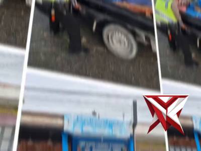 Sebuah mobil pick up mengalami patah as roda belakang di Jalan Proklamas