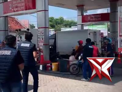 Sidak Pasar, Pastikan LPG & BBM Aman ??

Satreskrim Polres Magetan menggelar sidak pasar guna menin