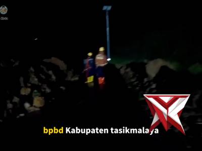 polisi tasik kota bersihkan material longsor - PoliceTube