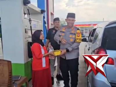 Kapolres Musi Rawas bersama Satresnarkoba melaksanakan kegiatan Bagi Takjil - PoliceTube