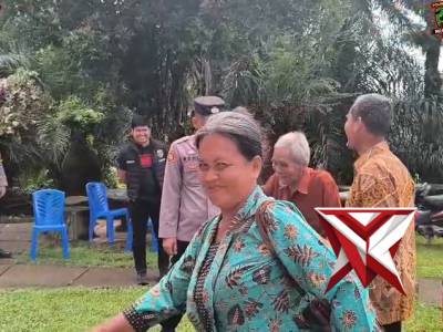 Personel Polres Musi Rawas Bantu Warga Sepuh Beribadah di Gereja