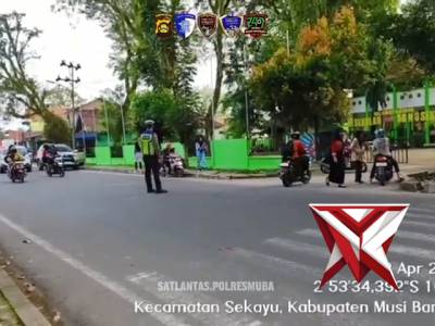 Polisi melakukan pengaturan lalu lintas guna memperlancar jalan IK3