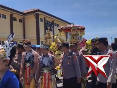 Pisah dengan Kenangan, Sambut dengan Harapan. - PoliceTube