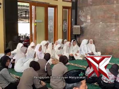 Polres Blitar Kota melaksanakan Pembinaan rohani dan mental serta santunan anak yatim bertempat di M - PoliceTube