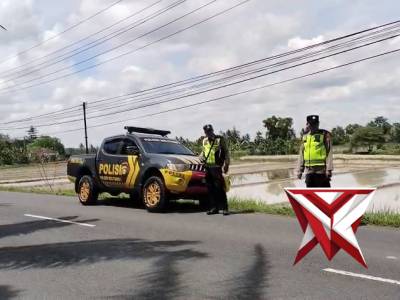 Personil Polsek Belitang I melaksanakan giat Antisipasi 3C di Jalan Raya BK 6 - PoliceTube