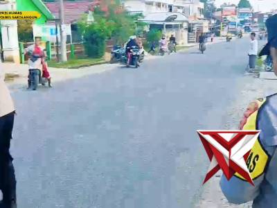 Personel Polsek Pauh Laksanakan Gatur dan Membantu Menyeberang Anak anak - PoliceTube