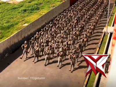 Repost @sahabatpropam
Aksi Kompak Personel Brimob Resimen 4 Pasukan Pelopor Tuai Pujian
Ratusan