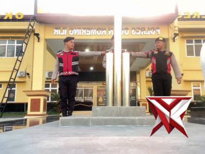 Piket Pawas bersama Piket Propam melaksanakan Penurunan Bendera Merah Putih di Mako Polres OKI. - PoliceTube