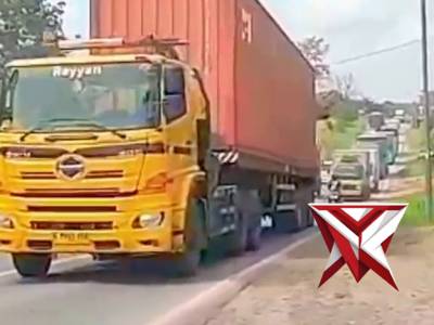 Personil Polsek Tungkal Jaya melaksanakan pengaturan Lalin di Jembatan Tungkal Jaya