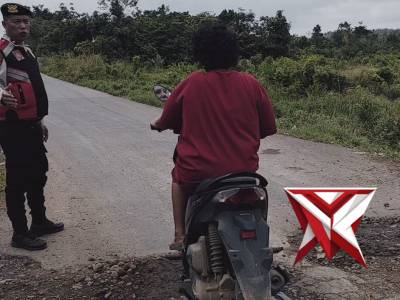 (07) anggota Polsek BTS ulu polres Musi Rawas memberikan polisline ditempat yang rawanlaka